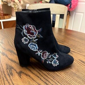 Hippie Laundry Black Faux Embroidered Floral Ankle Boots Size 8.5 Block Heel 3in